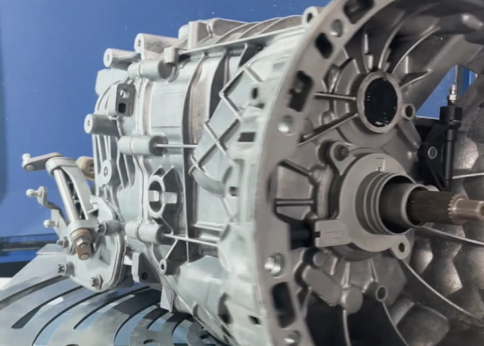 Cleaning the engine of dirt with Aquablast